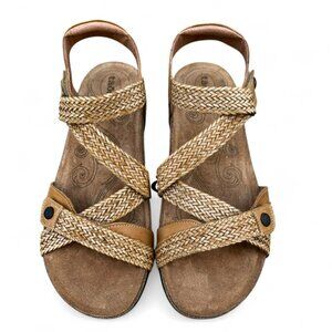 NWT Taos Trulie Sandals in Camel size 8-8.5, 39